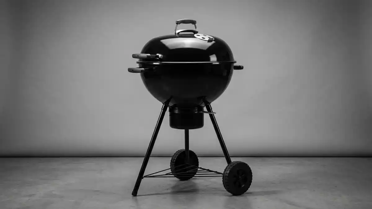 Fotorealistische Studioansicht von Kugelgrill in neutraler Produktdarstellung, neutral