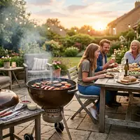 Fotorealistische Aufnahme von Kugelgrill auf der Terrasse zum Thema Landmann Kugelgrill 31356 Holzkohle, warmes Abendlicht - Foto: THN