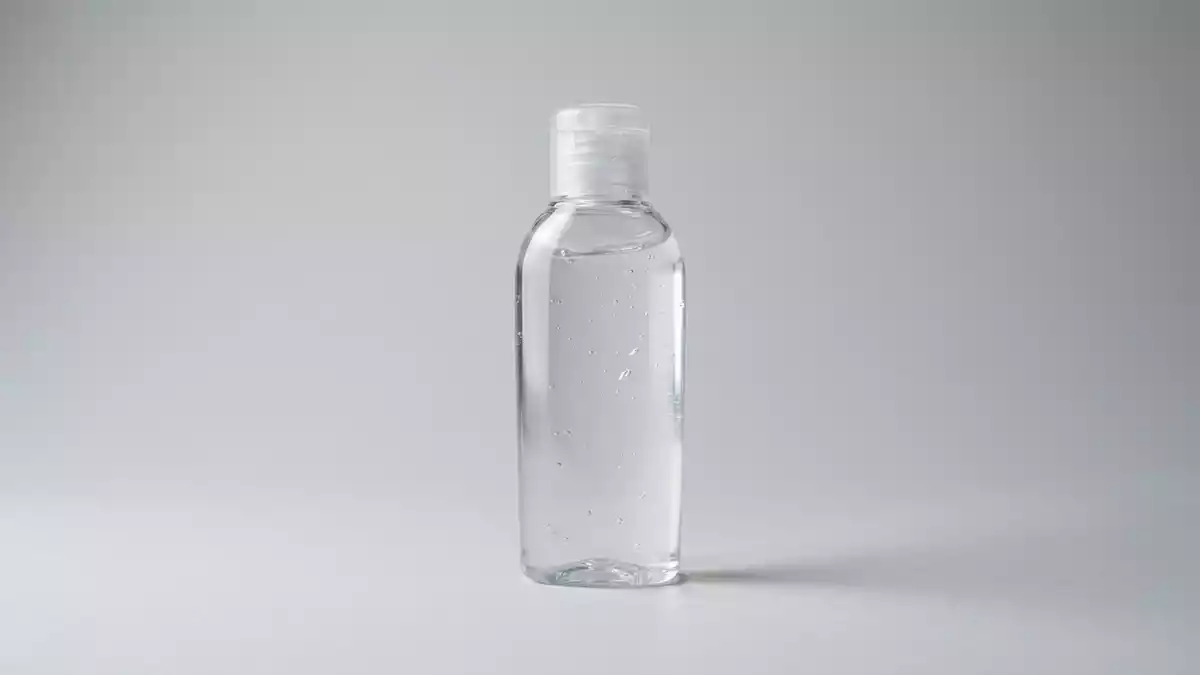 Fotorealistische Studioansicht von Sonnenschutzgel in neutraler Produktdarstellung