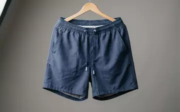 Fotorealistische Studioaufnahme von Badeshorts zum Thema Versace Herren Badeshorts Medusa, klare Lichtfuehrung - Foto: THN