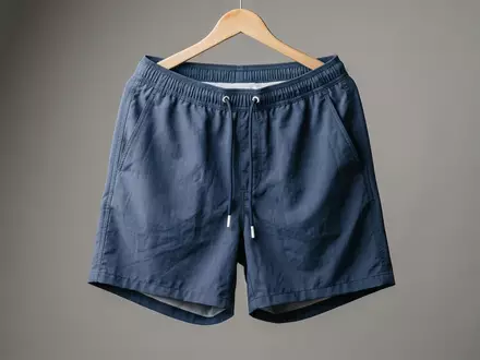 Fotorealistische Studioaufnahme von Badeshorts zum Thema Versace Herren Badeshorts Medusa, klare Lichtfuehrung - Foto: THN