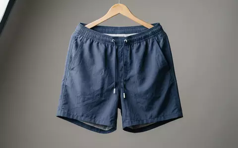 Fotorealistische Studioaufnahme von Badeshorts zum Thema Versace Herren Badeshorts Medusa, klare Lichtfuehrung - Foto: THN