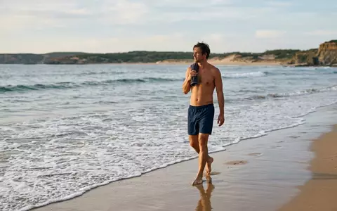 Fotorealistische Aufnahme von Badeshorts am Strand zum Thema Versace Herren Badeshorts Medusa, natuerliches Licht - Foto: THN