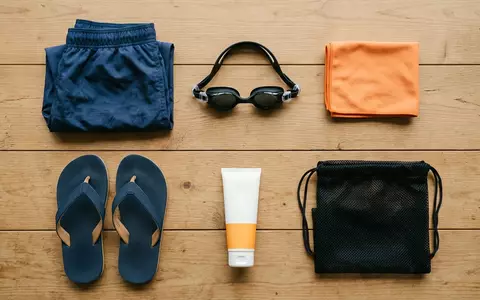 Flatlay-Arrangement rund um Badeshorts zum Thema Versace Herren Badeshorts Medusa, weiches Oberlicht - Foto: THN