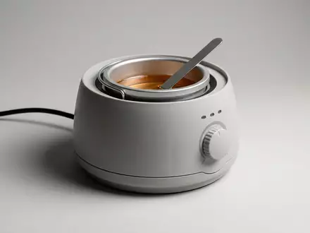 Fotorealistische Studioaufnahme von Warmwachsgeraet zum Thema Veet EasyWax Elektrisches Warmwachsgerät, klare Lichtfuehrung - Foto: THN