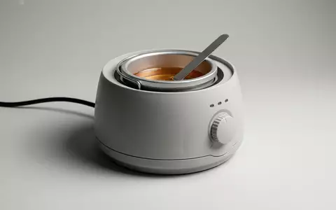 Fotorealistische Studioaufnahme von Warmwachsgeraet zum Thema Veet EasyWax Elektrisches Warmwachsgerät, klare Lichtfuehrung - Foto: THN