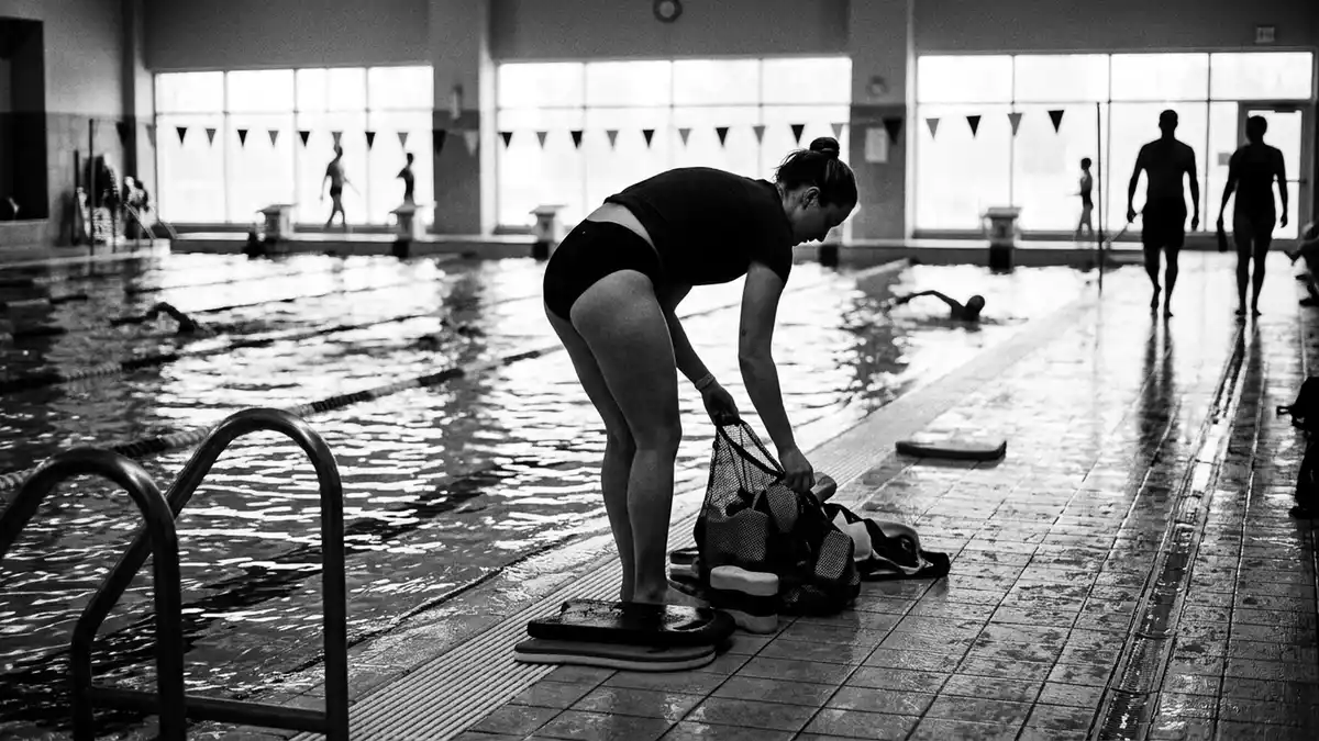 Schwarzweiss-Reportagebild mit Bikinihose in dokumentarischer Arbeitsumgebung, neutral