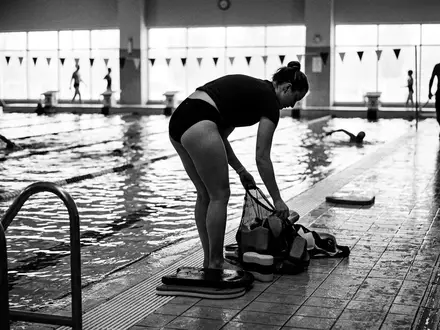 Schwarzweiss-Reportage mit Bikinihose zum Thema Athena Damen Bikini Hose, hoher Kontrast, sachlich dargestellt - Foto: THN