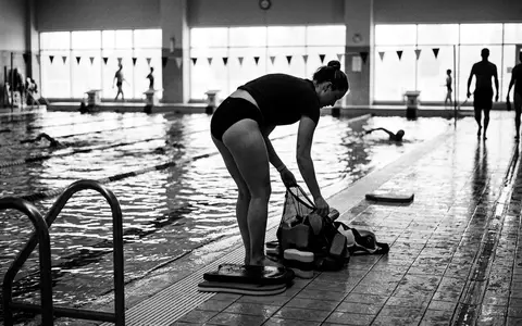 Schwarzweiss-Reportage mit Bikinihose zum Thema Athena Damen Bikini Hose, hoher Kontrast, sachlich dargestellt - Foto: THN