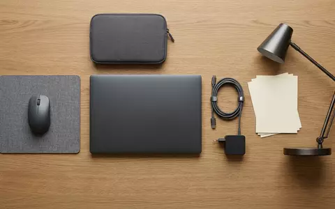 Flatlay-Arrangement rund um Laptop zum Thema ASUS Zenbook S 16, weiches Oberlicht - Foto: THN