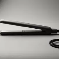 Fotorealistische Studioaufnahme von Haarglaetter zum Thema GHD Gold Haarglätter, klare Lichtfuehrung, sachlich dargestellt - Foto: THN