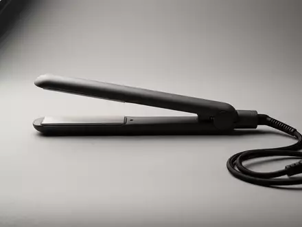 Fotorealistische Studioaufnahme von Haarglaetter zum Thema GHD Gold Haarglätter, klare Lichtfuehrung, sachlich dargestellt - Foto: THN