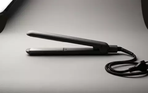 Fotorealistische Studioaufnahme von Haarglaetter zum Thema GHD Gold Haarglätter, klare Lichtfuehrung, sachlich dargestellt - Foto: THN