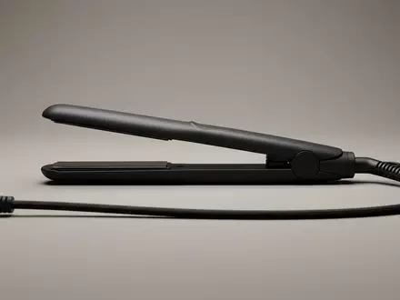 Fotorealistische Studioaufnahme von Haarglaetter zum Thema GHD Platinum+ HaarglÀtter, klare Lichtfuehrung, sachlich dargestellt - Foto: THN