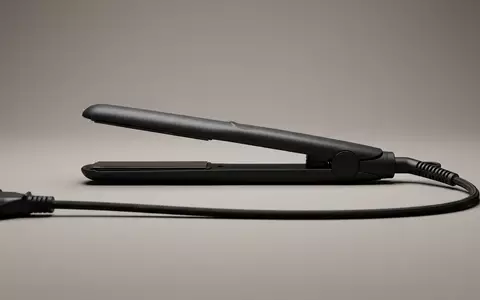 Fotorealistische Studioaufnahme von Haarglaetter zum Thema GHD Platinum+ Haarglätter, klare Lichtfuehrung, sachlich dargestellt - Foto: THN
