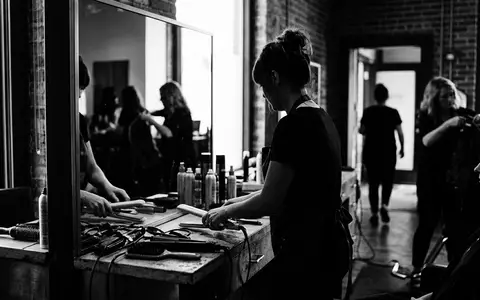 Schwarzweiss-Reportage mit Haarglaetter zum Thema GHD Platinum+ Haarglätter, hoher Kontrast, sachlich dargestellt - Foto: THN