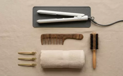 Flatlay-Arrangement rund um Haarglaetter zum Thema GHD Platinum+ Haarglätter, weiches Oberlicht, sachlich dargestellt - Foto: THN
