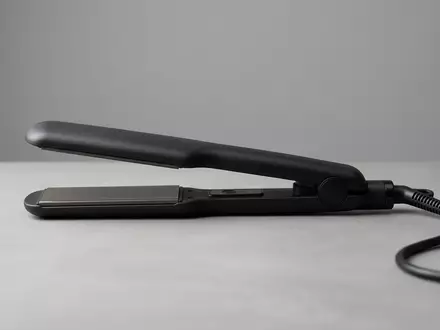 Fotorealistische Studioaufnahme von Haarglaetter zum Thema GHD Max Breite Platte, klare Lichtfuehrung - Foto: THN