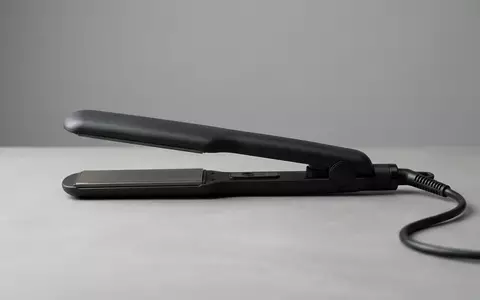 Fotorealistische Studioaufnahme von Haarglaetter zum Thema GHD Max Breite Platte, klare Lichtfuehrung - Foto: THN