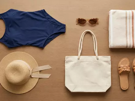 Flatlay-Arrangement rund um Badeanzug zum Thema Pour Moi Damen Badeanzug, weiches Oberlicht - Foto: THN