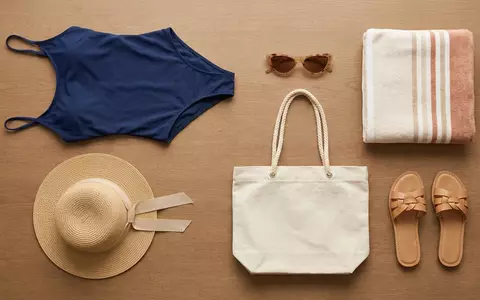 Flatlay-Arrangement rund um Badeanzug zum Thema Pour Moi Damen Badeanzug, weiches Oberlicht - Foto: THN