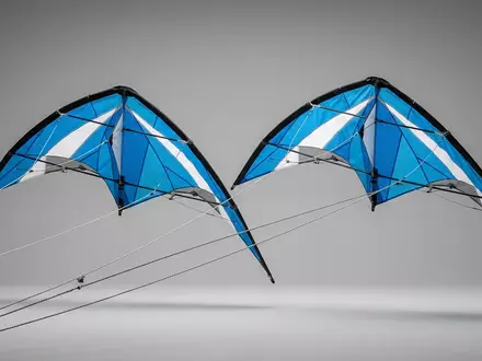 Fotorealistische Studioaufnahme von Lenkdrachen zum Thema Prism Synapse 170 Dual-Line, klare Lichtfuehrung - Foto: THN