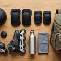 Flatlay-Arrangement rund um Inlineskates zum Thema Powerslide Next Core 80, weiches Oberlicht - Foto: THN