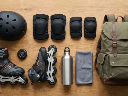 Flatlay-Arrangement rund um Inlineskates zum Thema Powerslide Next Core 80, weiches Oberlicht - Foto: THN