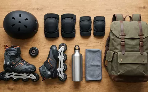 Flatlay-Arrangement rund um Inlineskates zum Thema Powerslide Next Core 80, weiches Oberlicht - Foto: THN
