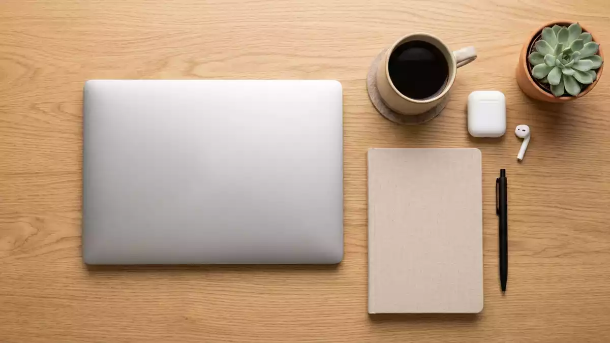 Flatlay-Arrangement rund um Ultrabook mit passenden Requisiten von oben, neutral