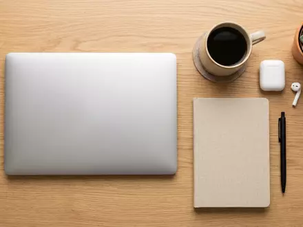 Flatlay-Arrangement rund um Ultrabook zum Thema Acer Swift 14 AI, weiches Oberlicht - Foto: THN
