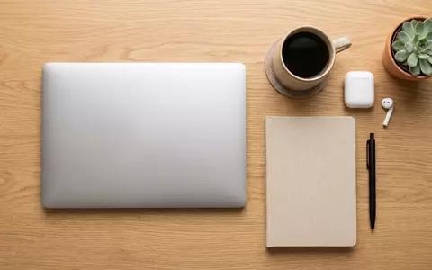 Flatlay-Arrangement rund um Ultrabook zum Thema Acer Swift 14 AI, weiches Oberlicht - Foto: THN