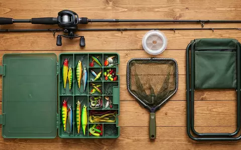 Flatlay-Arrangement rund um Angel-Combo zum Thema Abu Garcia Black Max, weiches Oberlicht - Foto: THN