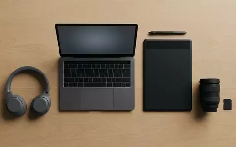 Flatlay-Arrangement rund um Kreativ-Notebook zum Thema Acer Swift X 14, weiches Oberlicht - Foto: THN