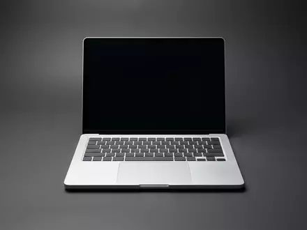 Fotorealistische Studioaufnahme von Allround-Notebook zum Thema Acer Aspire 14 AI, klare Lichtfuehrung - Foto: THN
