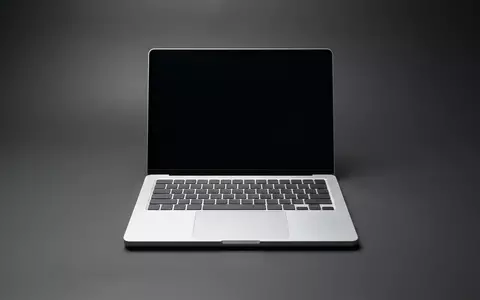 Fotorealistische Studioaufnahme von Allround-Notebook zum Thema Acer Aspire 14 AI, klare Lichtfuehrung - Foto: THN
