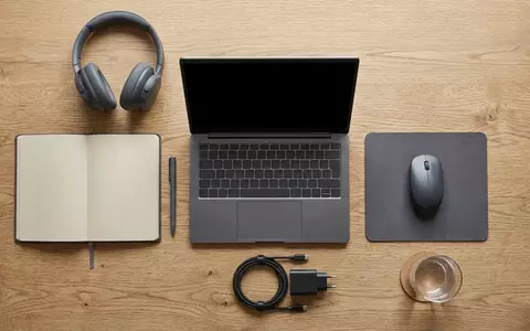 Flatlay-Arrangement rund um Allround-Notebook zum Thema Acer Aspire 14 AI, weiches Oberlicht - Foto: THN