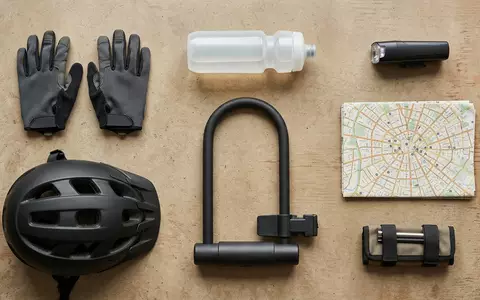 Flatlay-Arrangement rund um Buegelschloss zum Thema Abus Granit X-Plus 540, weiches Oberlicht - Foto: THN