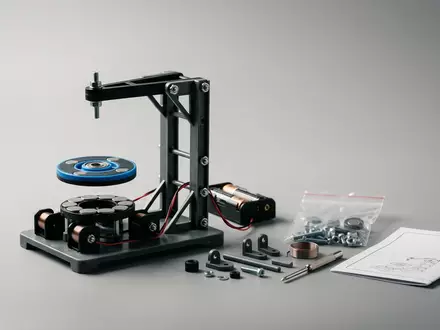 Fotorealistische Studioaufnahme von Magnet-Experimentierkasten zum Thema 4M Kidzlabs Magnetik Levitation, klare Lichtfuehrung - Foto: THN