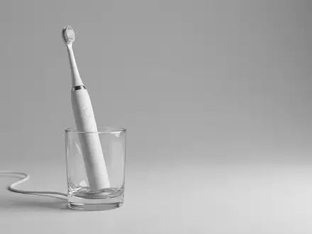 Fotorealistische Studioaufnahme von Elektrische Schallzahnbuerste zum Thema Philips Sonicare DiamondClean 9000, klare Lichtfuehrung - Foto: THN