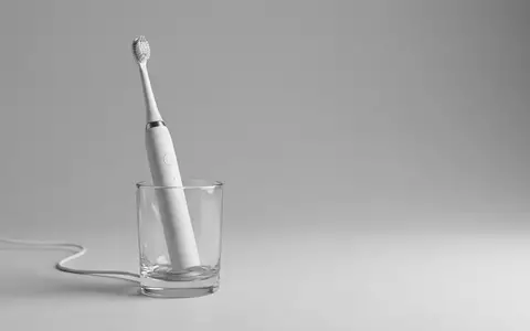 Fotorealistische Studioaufnahme von Elektrische Schallzahnbuerste zum Thema Philips Sonicare DiamondClean 9000, klare Lichtfuehrung - Foto: THN