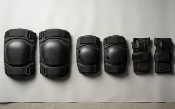 Fotorealistische Studioaufnahme von Protektoren-Set zum Thema 187 Killer Pads Combo, klare Lichtfuehrung - Foto: THN