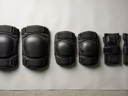Fotorealistische Studioaufnahme von Protektoren-Set zum Thema 187 Killer Pads Combo, klare Lichtfuehrung - Foto: THN