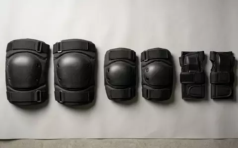 Fotorealistische Studioaufnahme von Protektoren-Set zum Thema 187 Killer Pads Combo, klare Lichtfuehrung - Foto: THN