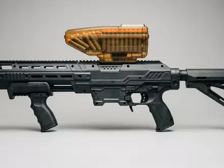 Fotorealistische Studioaufnahme von Schaumstoffblaster zum Thema Nerf Hyper Siege-50 Pump-Action, klare Lichtfuehrung - Foto: THN