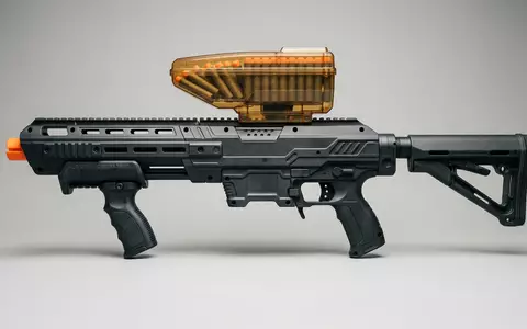 Fotorealistische Studioaufnahme von Schaumstoffblaster zum Thema Nerf Hyper Siege-50 Pump-Action, klare Lichtfuehrung - Foto: THN