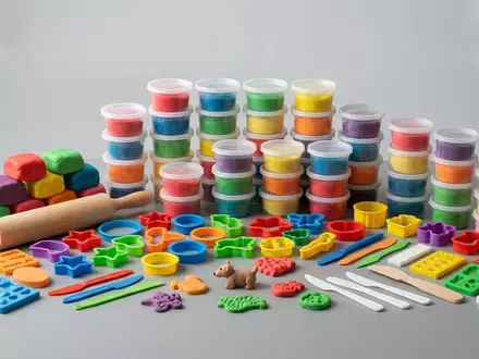 Fotorealistische Studioaufnahme von Knetset zum Thema Play-Doh Großes Kreativ-Set 65, klare Lichtfuehrung - Foto: THN