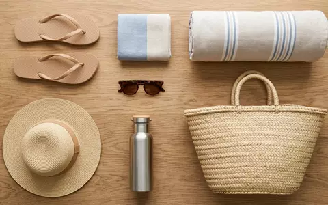 Flatlay-Arrangement rund um Badelatschen zum Thema Havaianas Damen Brasil Slim, weiches Oberlicht - Foto: THN