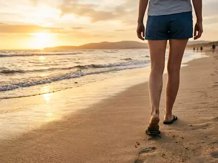 Fotorealistische Aufnahme von Badelatschen am Strand zum Thema Havaianas Damen Brasil Slim, warmes Abendlicht - Foto: THN