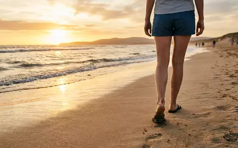 Fotorealistische Aufnahme von Badelatschen am Strand zum Thema Havaianas Damen Brasil Slim, warmes Abendlicht - Foto: THN